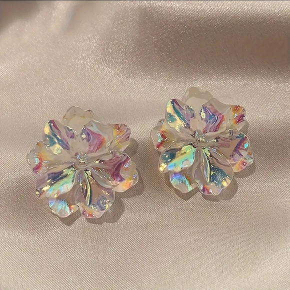 Women's Irridescent Camellia Flower Stud Earrings. NWT - Picture 3 of 13